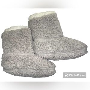 Women’s fuzzy gray cozy slipper socks size medium/large